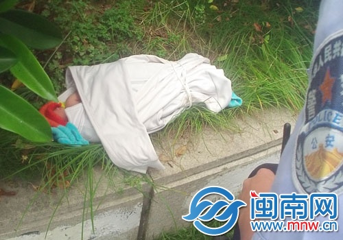 女嬰被放在綠化帶上