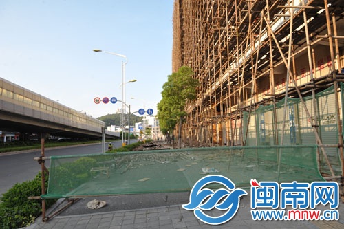 人行道被堵，行人沒法過