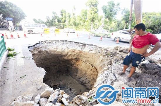 這個(gè)大坑深6米多，面積約20平方米
