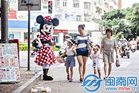 路邊快樂的米妮，吸引著孩子的目光