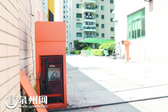 小區(qū)路閘的控制設(shè)備也被拆走了