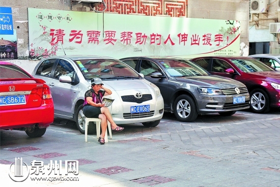 狀元街與南俊路交界處同樣有人在違規(guī)收費(fèi)