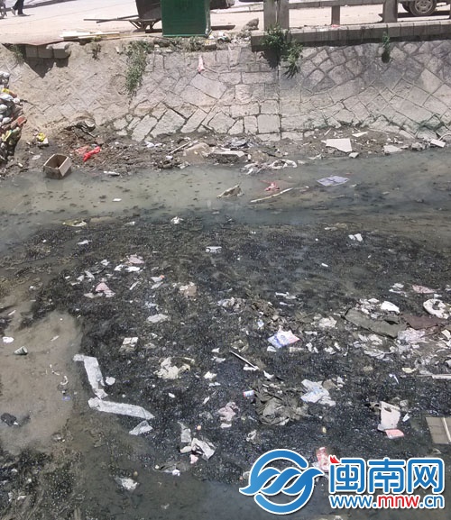 淤泥堆積，散發(fā)惡臭