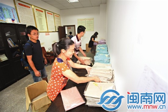 王先生夫婦捐贈的針織衫被送進東美社區(qū)海都互助會聯(lián)