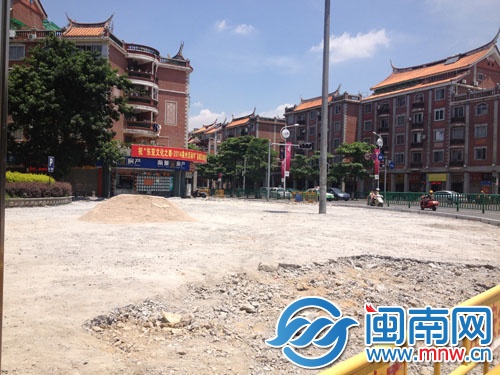小廣場原有的路面磚已被清除