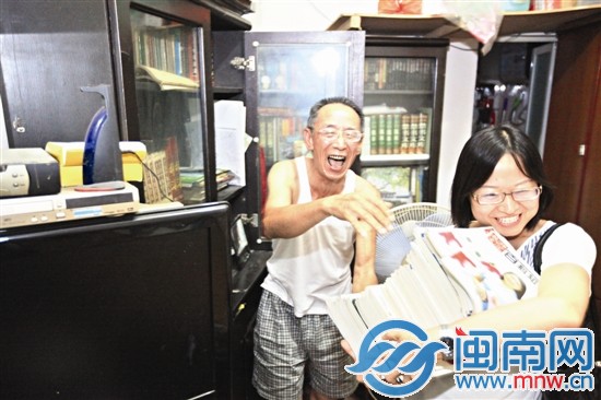 昨日蔡老師送了近300本書，重得記者都拿不動(dòng)