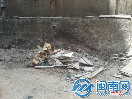 工地焚燒垃圾留下一地灰燼
