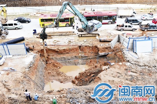 安置房工地挖化糞池，導(dǎo)致自來水管斷裂，城東洛江近