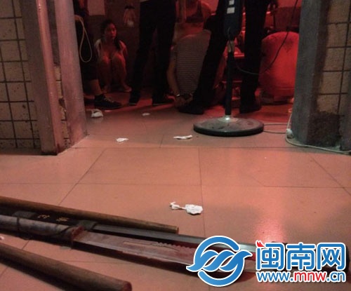 美容店被取締，民警還搜出數(shù)把砍刀