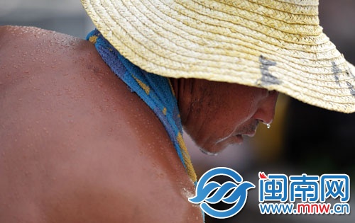 炎熱天氣里，一名工人汗流浹背