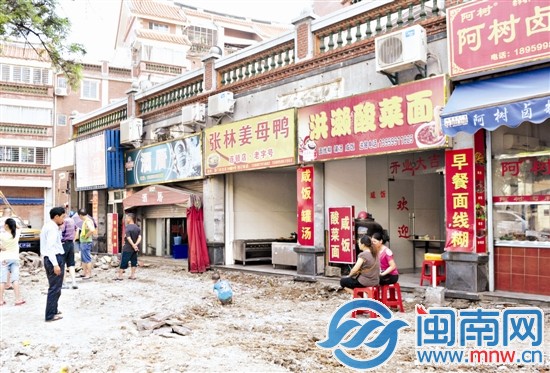 店里的人員酷熱難耐