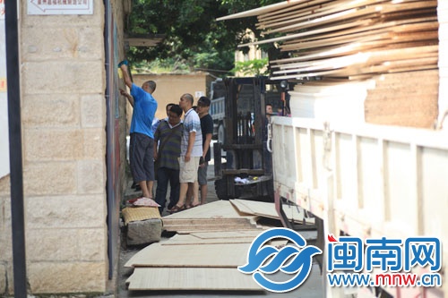 現(xiàn)場位于墻邊的陰涼處