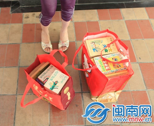 家住市區(qū)的一女士昨日送來滿滿兩袋書