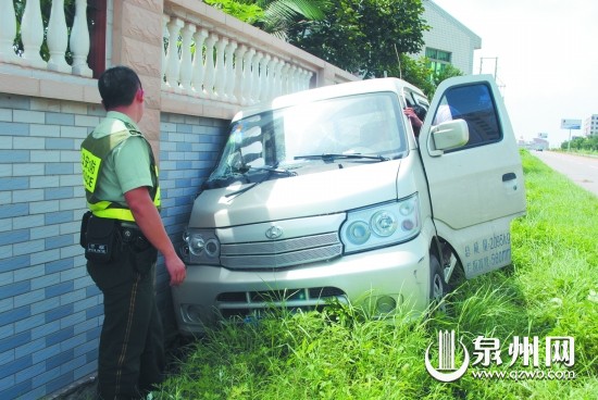 車子撞上墻