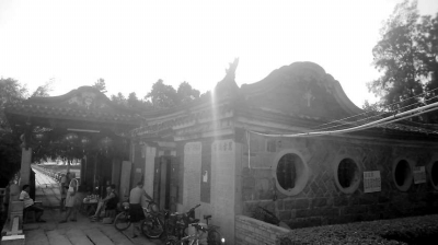 夕陽(yáng)下的五里橋中亭。
