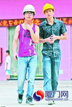 高溫天在戶外要做好防護。圖為從事戶外工作的青年。