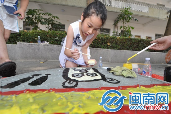 彩繪井蓋下周現(xiàn)身泉州九一街3