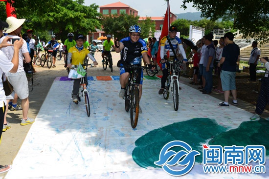 騎行愛(ài)好者留下七彩車輪印