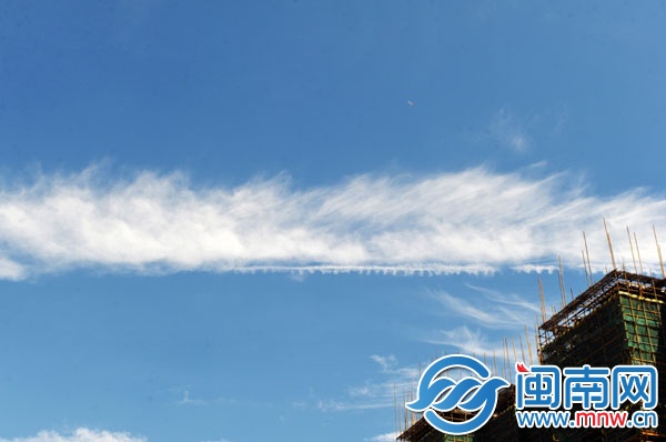 昨日上午9點(diǎn)多，泉州市區(qū)坪山路上空形狀奇異的云彩