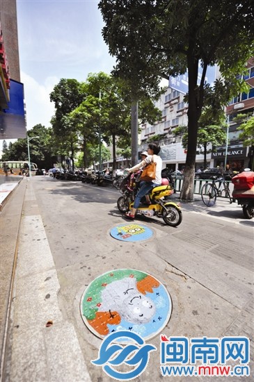彩繪井蓋讓非機(jī)動(dòng)車道亮麗起來