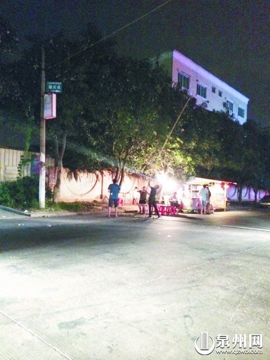 昨晚刺桐北路，有人采摘路邊芒果