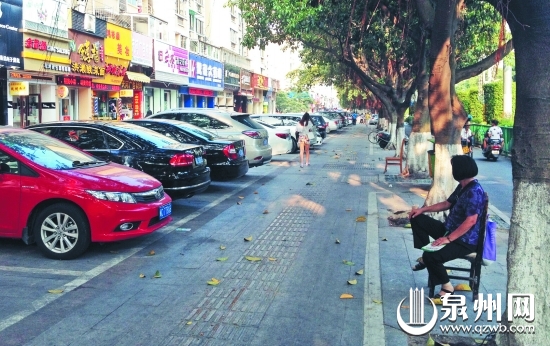 泉秀街中遠名城段，一名停車位收費員著裝不規(guī)范