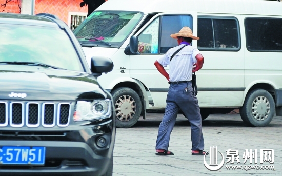 一名停車位收費(fèi)員未穿統(tǒng)一服裝