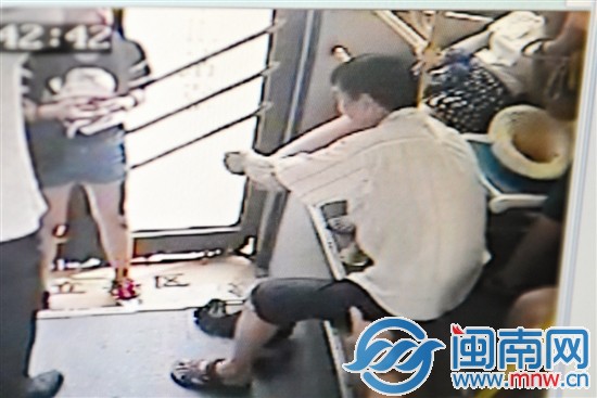 從黃敏暈倒到醫(yī)院，白衣男子一直幫她按腳