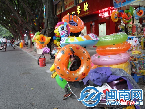 泉州街頭的小販賣起游泳用品