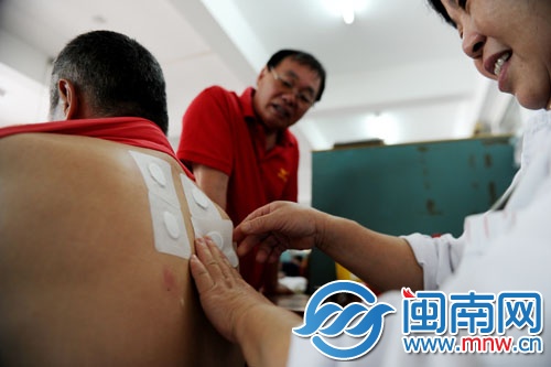 市民在醫(yī)院貼三伏貼