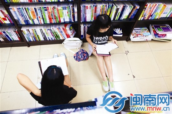泉州書城里許多人席地而坐