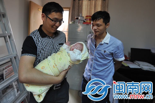 歡樂車友會車友一同接送小女嬰去福利中心