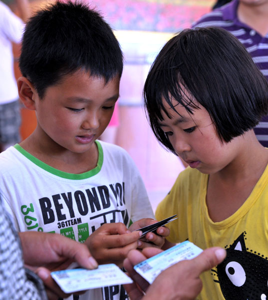 孩子們爭著看自己的動車票