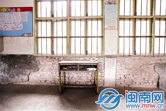 小學(xué)4年級的班級里，墻壁露出紅磚，課桌椅老舊還嚴(yán)