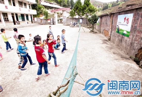 幾名小學(xué)生在操場(chǎng)上玩，學(xué)校的圍墻歪了一邊，用簡易