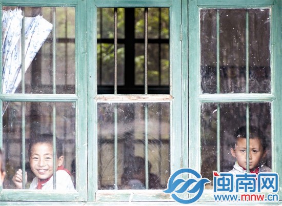 大坂小學(xué)經(jīng)費(fèi)緊張，一年級(jí)的窗戶少了一塊玻璃
