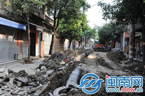 聚寶街二期在翻建，過往行人車輛請慢行