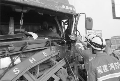 消防官兵破拆救援被困司機(jī)。