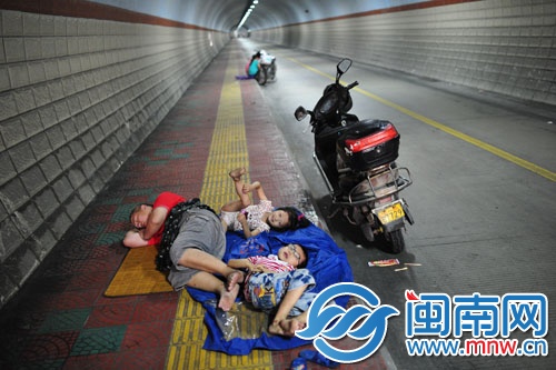 泉州大坪山非機(jī)動(dòng)車隧道內(nèi)非常涼快，每天都有人在這