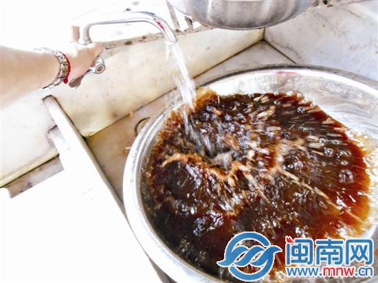 建福小區(qū)陳阿姨家洗出的“醬油水”
