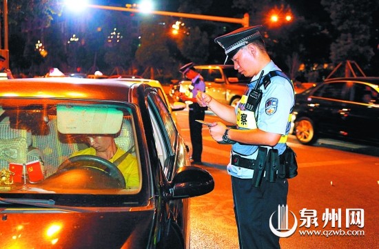 民警對(duì)過往車輛進(jìn)行檢查