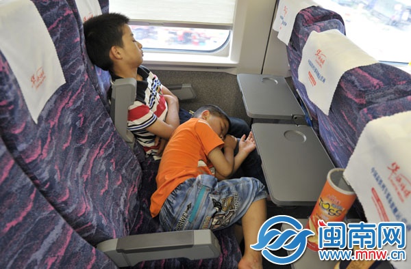 弟弟躺在哥哥的腿上，陶家兄弟倆都睡著了