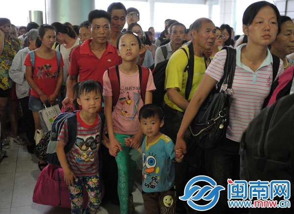 林女士帶著三個(gè)孩子在重慶北站排隊(duì)候車(chē)