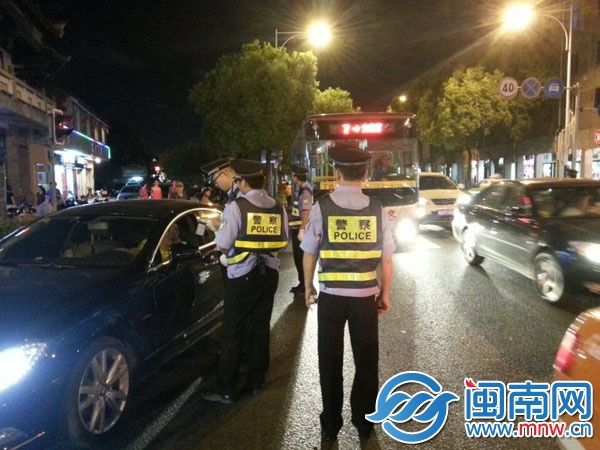 鯉城交巡警大隊(duì)民警在涂門(mén)街開(kāi)展統(tǒng)一行動(dòng)