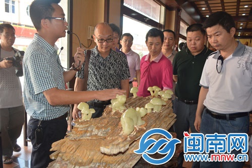 它是怎么創(chuàng)作出來的呢？大家圍觀國家一級技師李幼琴