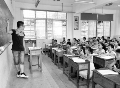 貴峰閩南語吟詩班開班了，學(xué)生正認(rèn)真地跟老師學(xué)唱詩