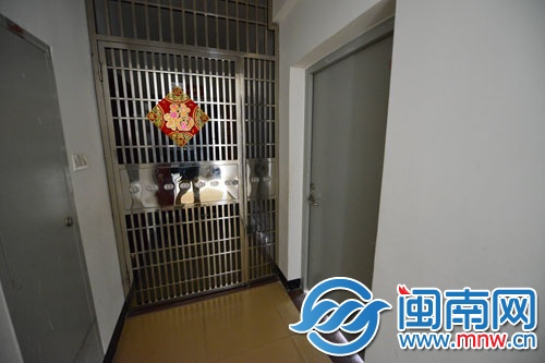 這扇鐵門占用公共空間，擋住了通道