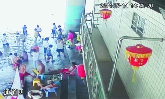 人已沉入水里不見了