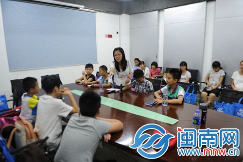 海都報首席記者陳麗娟教小記者模擬人物采訪