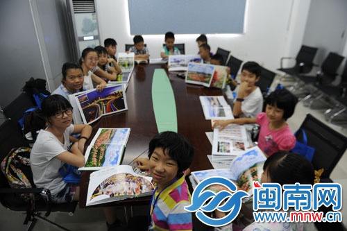 人手一本攝影畫(huà)冊(cè)，海都報(bào)攝影記者田米在教授攝影知識(shí)